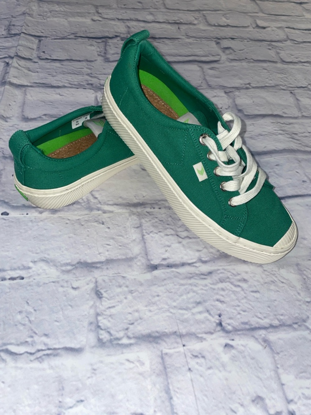 Cariuma OCA (Canvas) - Size 7. Kelly Green